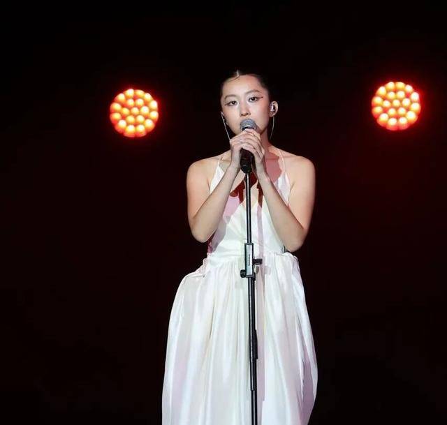 陈奕迅女儿翻唱引争议,乐坛判官直斥声色艺都无,网民反应两极