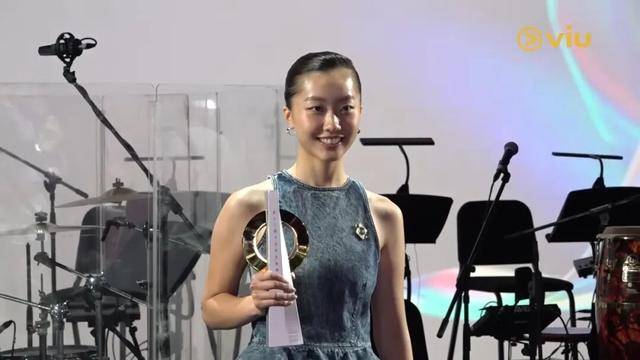 陈奕迅女儿翻唱引争议,乐坛判官直斥声色艺都无,网民反应两极